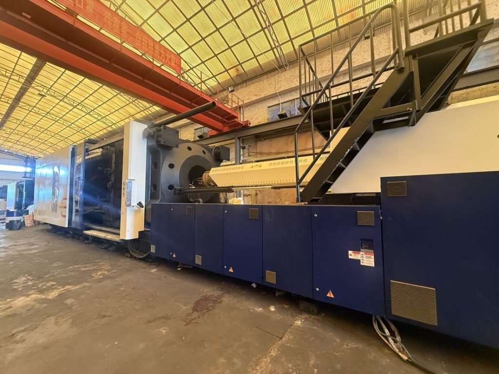 Warehouse photo: a Haitian 1000-ton machine, powered up and available for inspection.