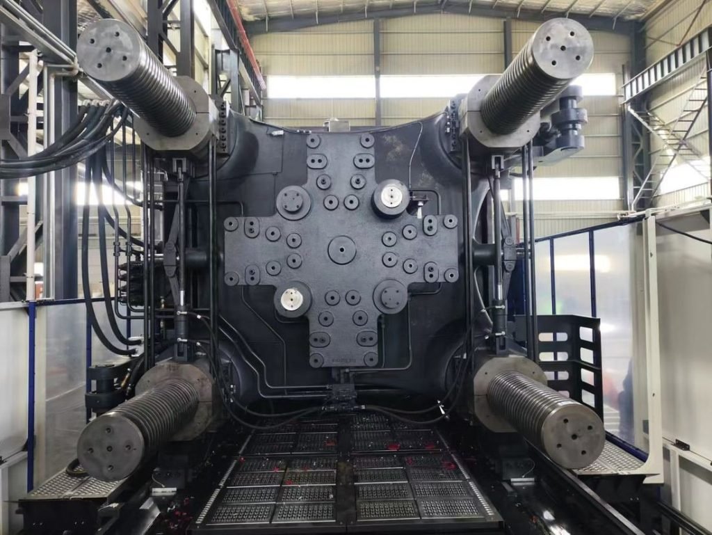 Warehouse photo: a Haitian three-platen large-tonnage machine.